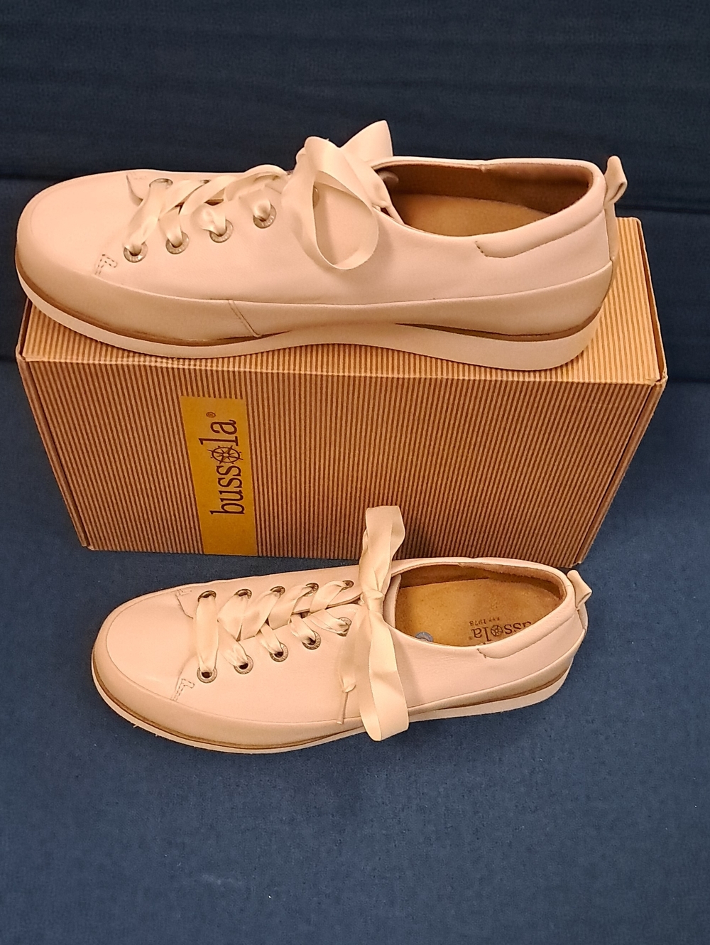 NEW in BOX. bussola Women's Bone Leather Sneakers with Ribbon Laces. size 41 Eu.